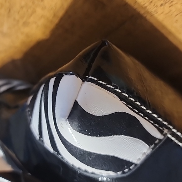 HANANEL Elegant Zebra Print Crossbody Bag with Floral Accent - Picture 8 of 16